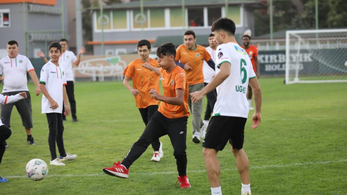 Alanyaspor'lu Futbolcular ile Öğrencilerimiz Gösteri Maçı Yaptı